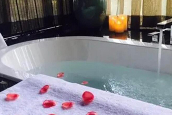 太原水疗池中的失重冥想：当身体学会漂浮